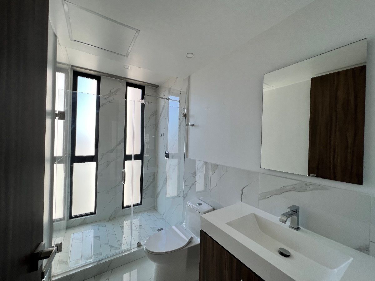 9 of 21: Baño para rec 2 y 3 