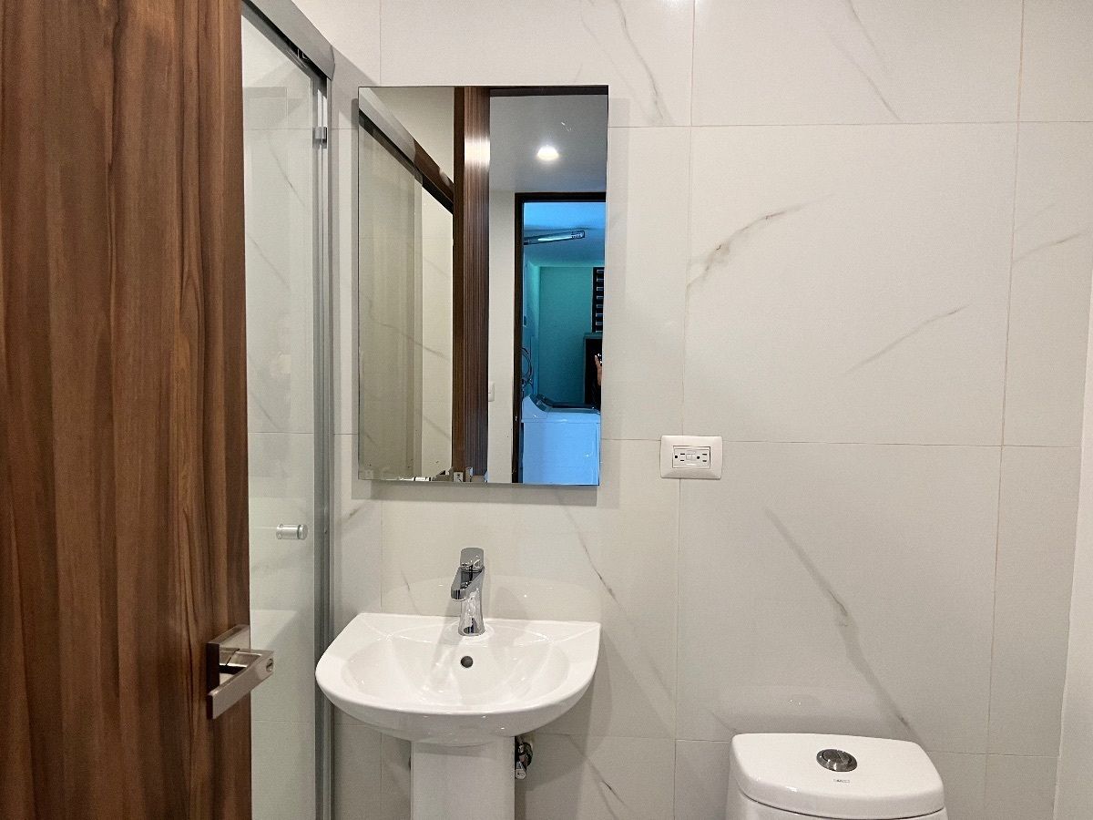 13 of 21: Baño de cuarto de servicio 