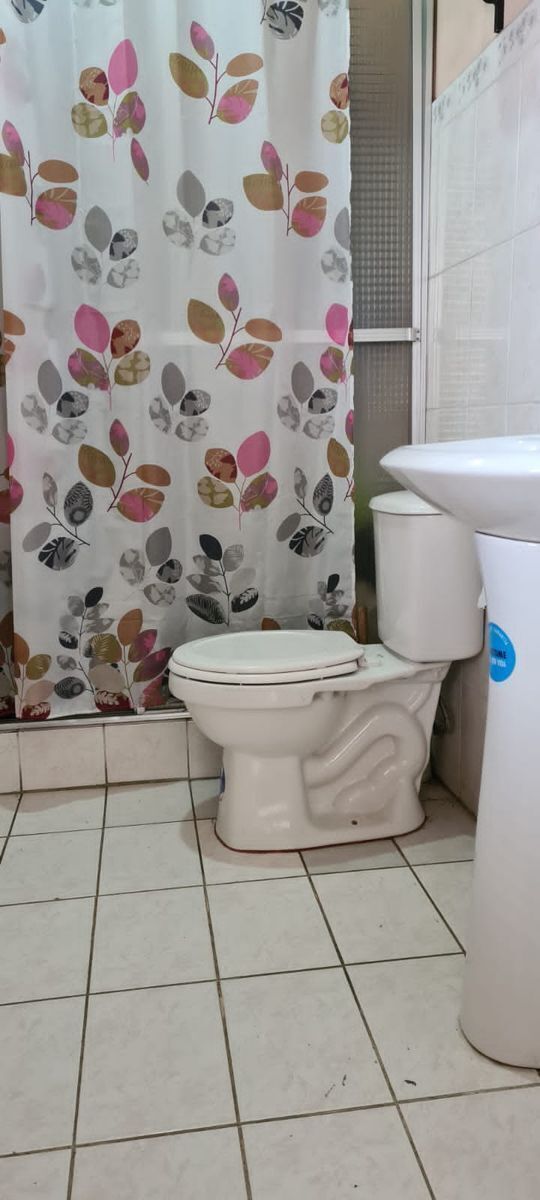 7 de 18: Baño completo primer nivel 