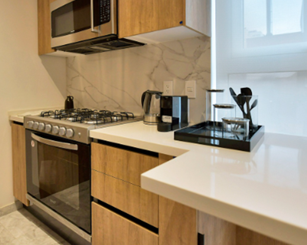 3 de 15: La cocina equipada con mobiliario y barra en cuarzo.