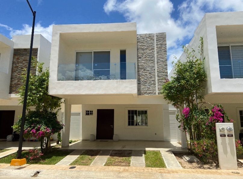 CASA EN PLAYA DEL CARMEN EN VENTA, EN SELVANOVA, 3 RECÁMARAS, FRENTE A  ALBERCA