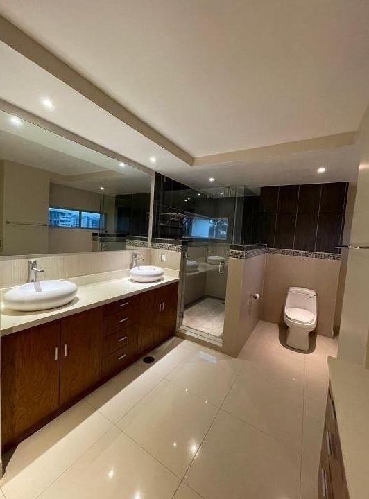 3 of 33: Baño principal