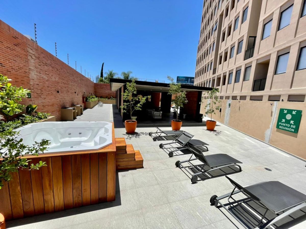 16 de 19: AREA SOCIAL, CUENTA CON JACUZZI