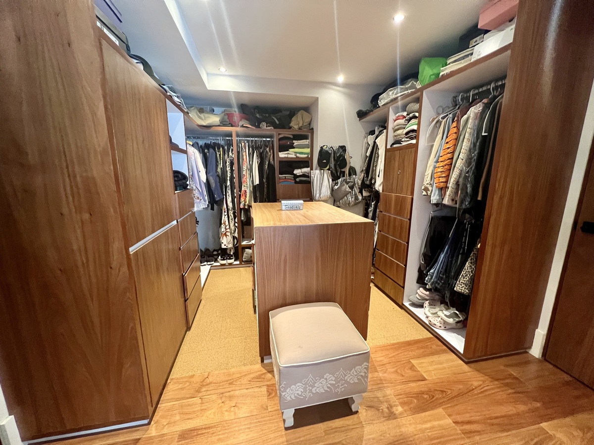 12 de 31: vestidor principal