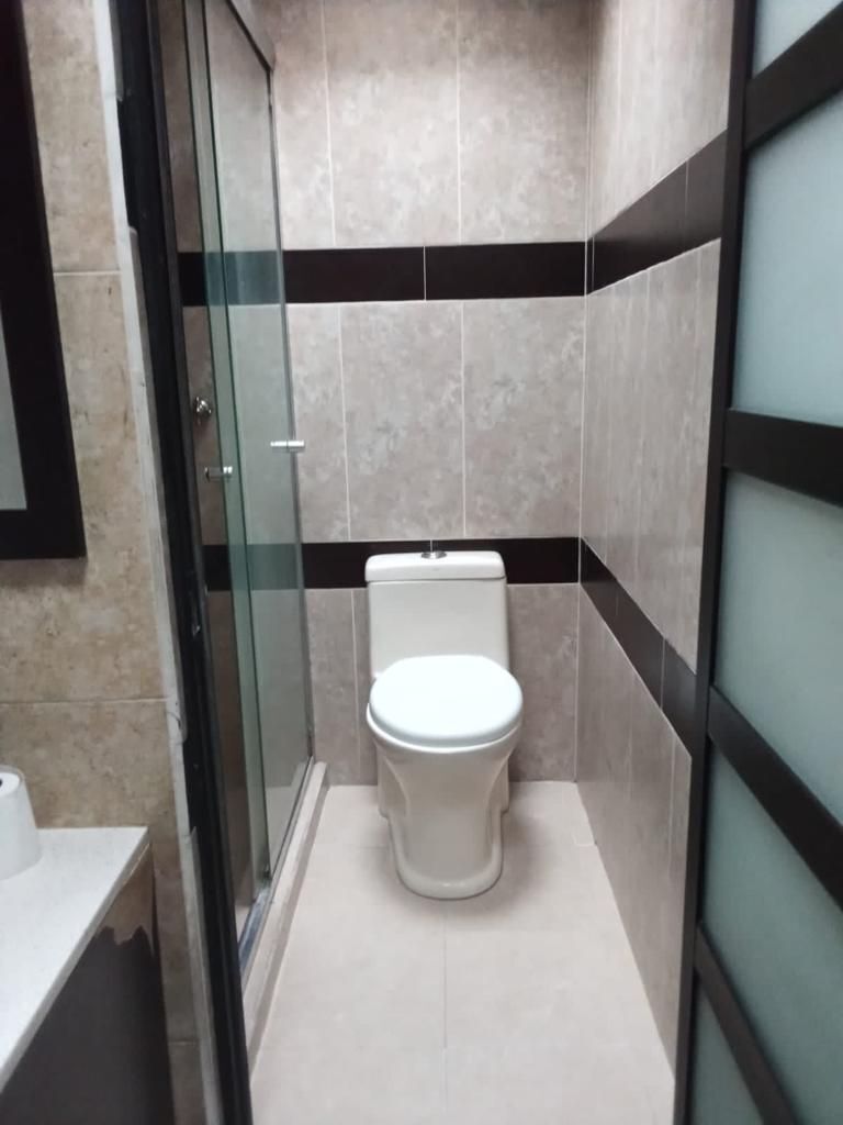 5 de 15: BAÑO COMPLETO  con acabados en azulejos y cancel