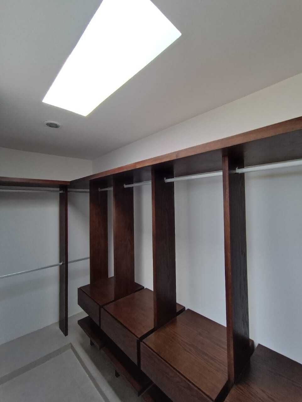 8 de 13: Closet Vestidor Habitación Principal