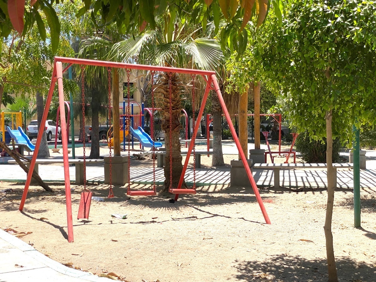 8 de 35: Juegos infantiles en parque.