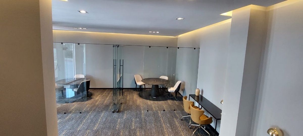 31 of 34: Business center