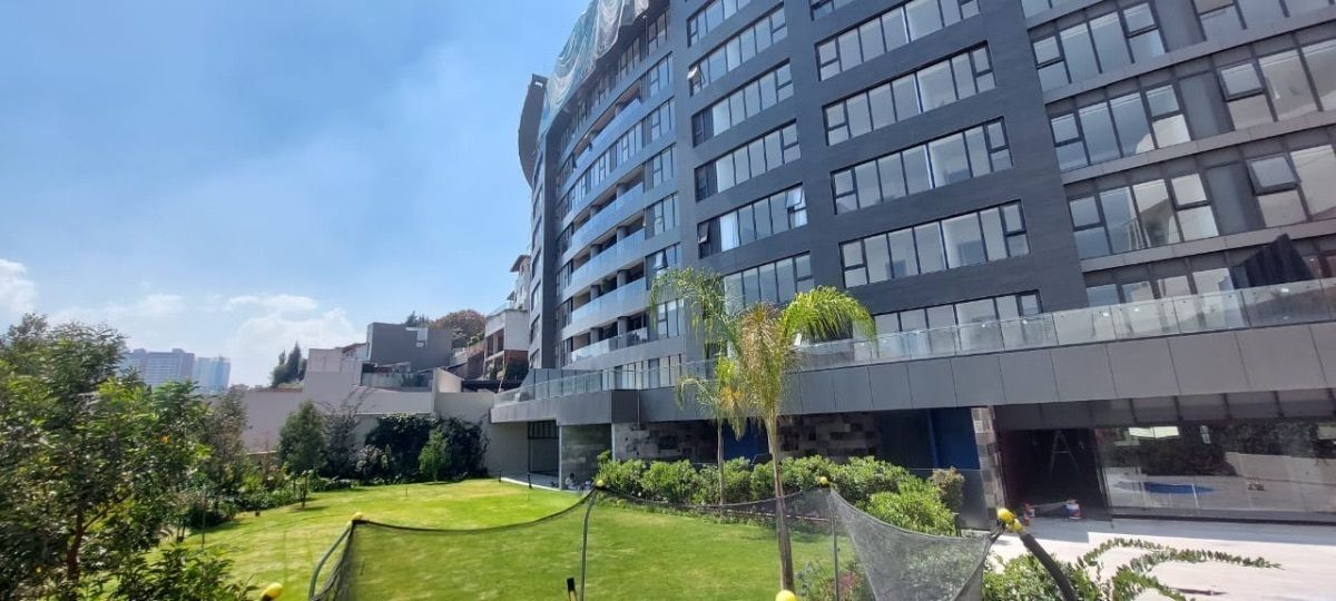 33 of 34: Jardín con juegos infantiles