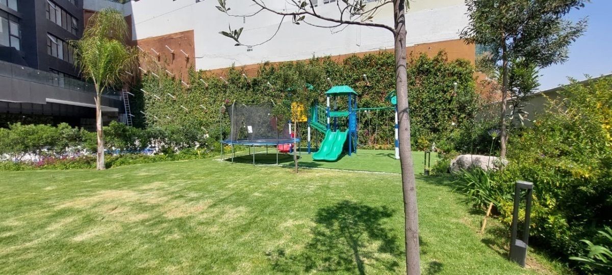 34 of 34: Jardín con juegos infantiles