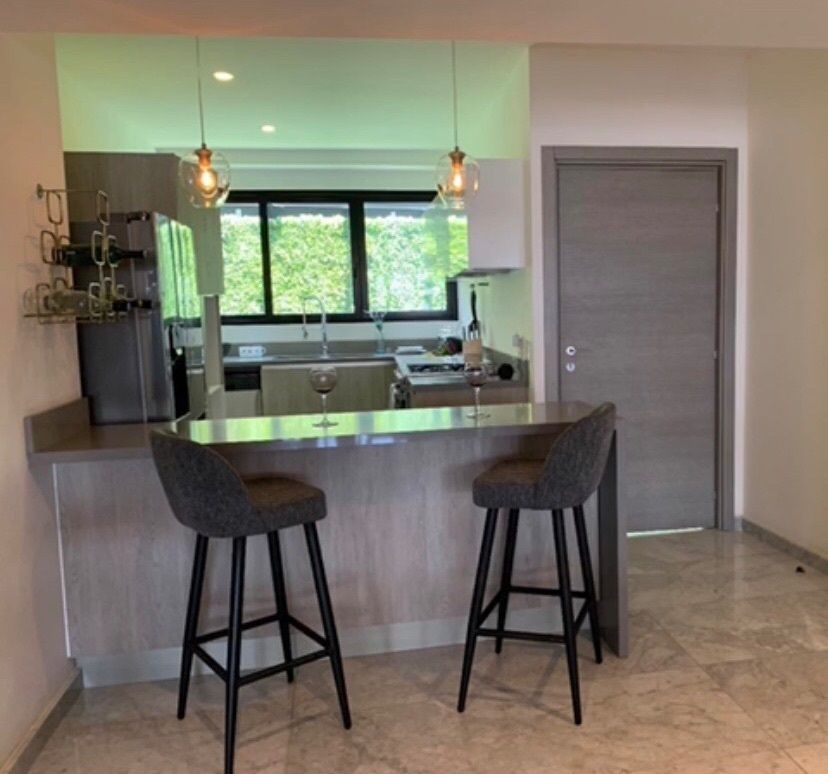 11 of 34: Cocina con barra desayunador