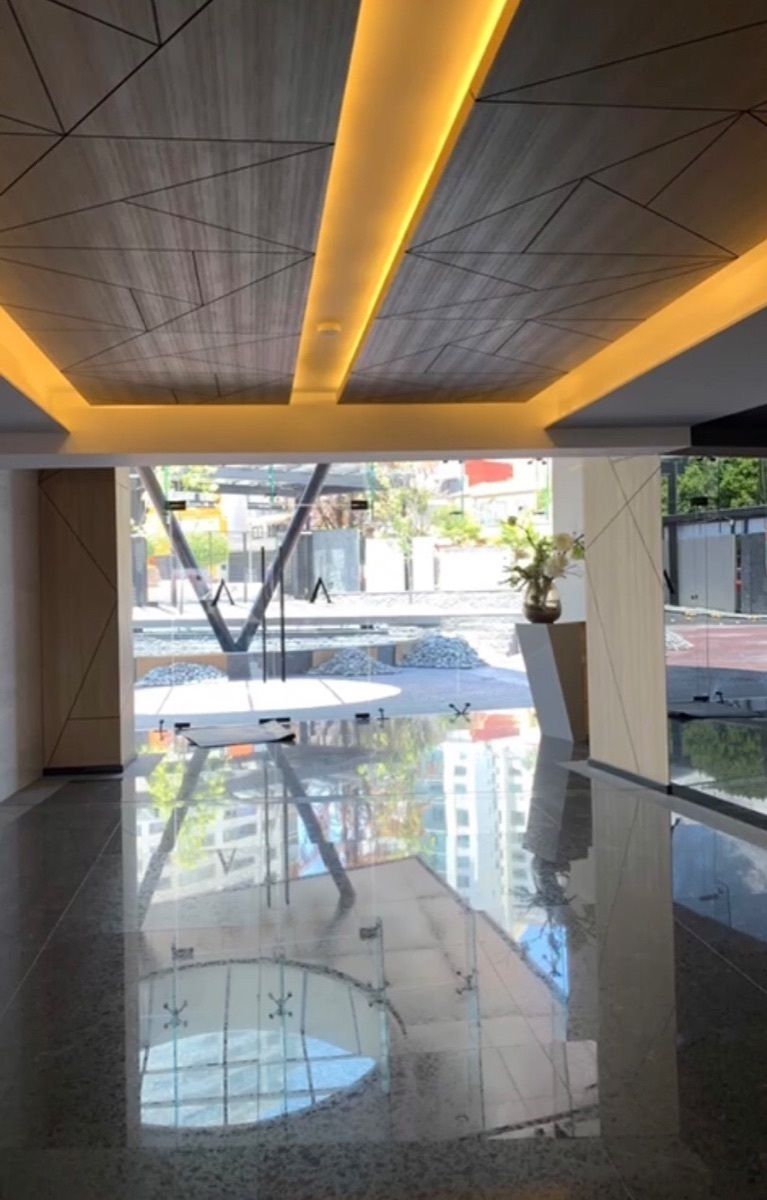 3 of 34: Entrada al Condominio