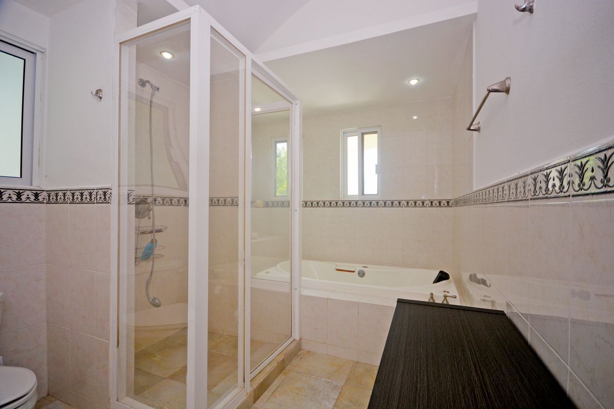 16 de 41: El baño de la recámara principal tiene ducha y tina de hidro