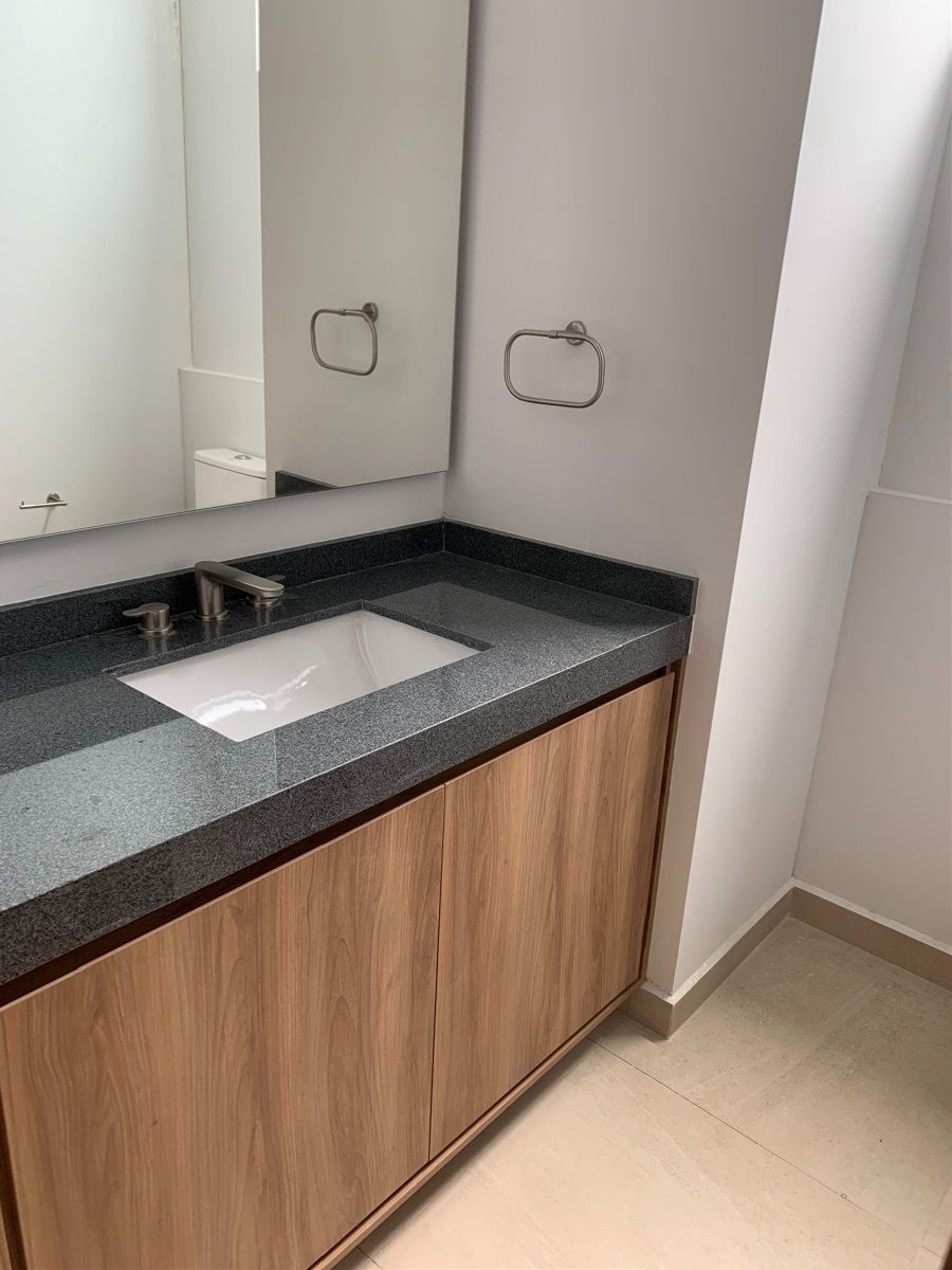 2 of 25: Baño visitas