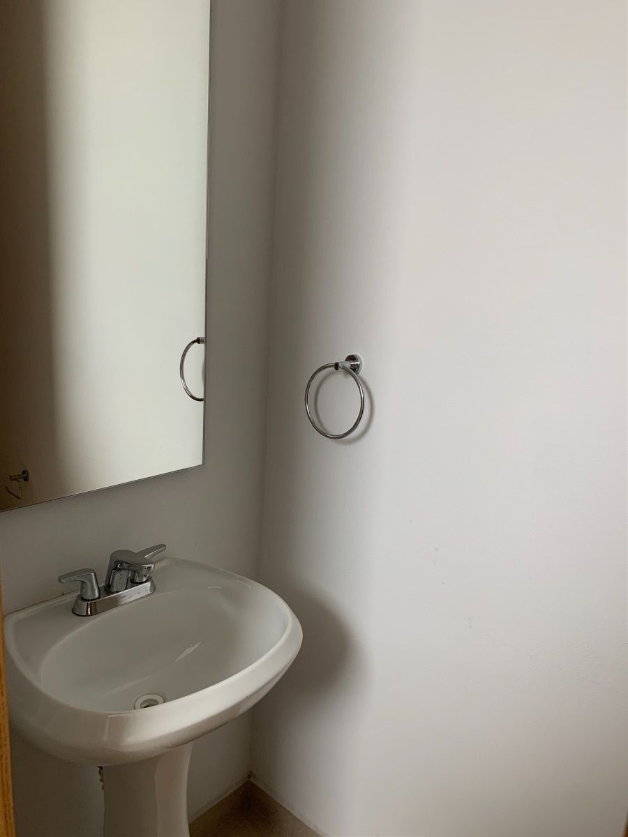 10 of 25: Baño de servicio 