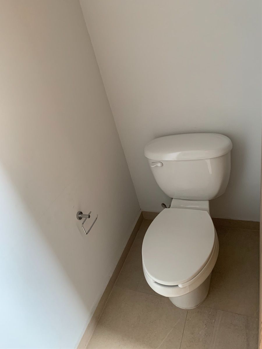 11 of 25: Baño de servicio