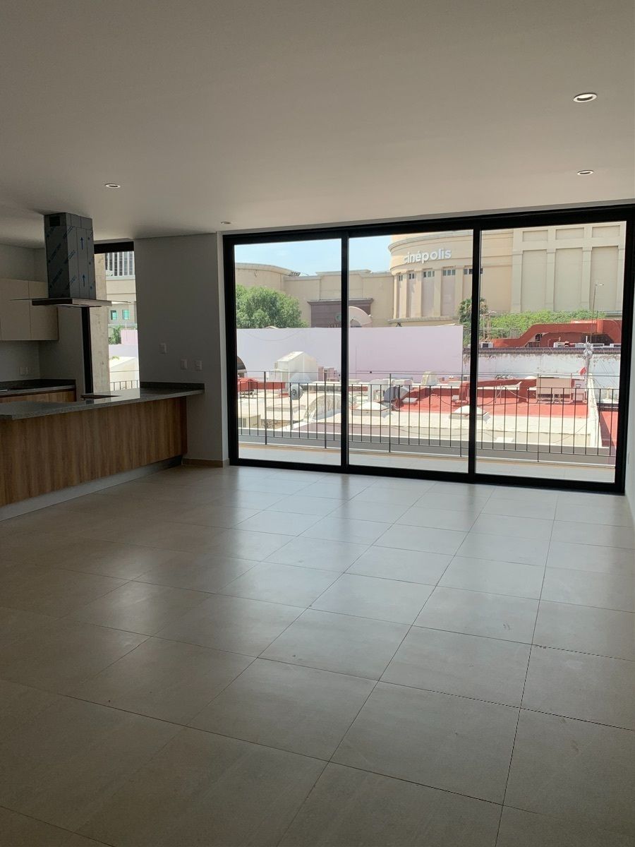 7 of 25: Estancia con terraza 