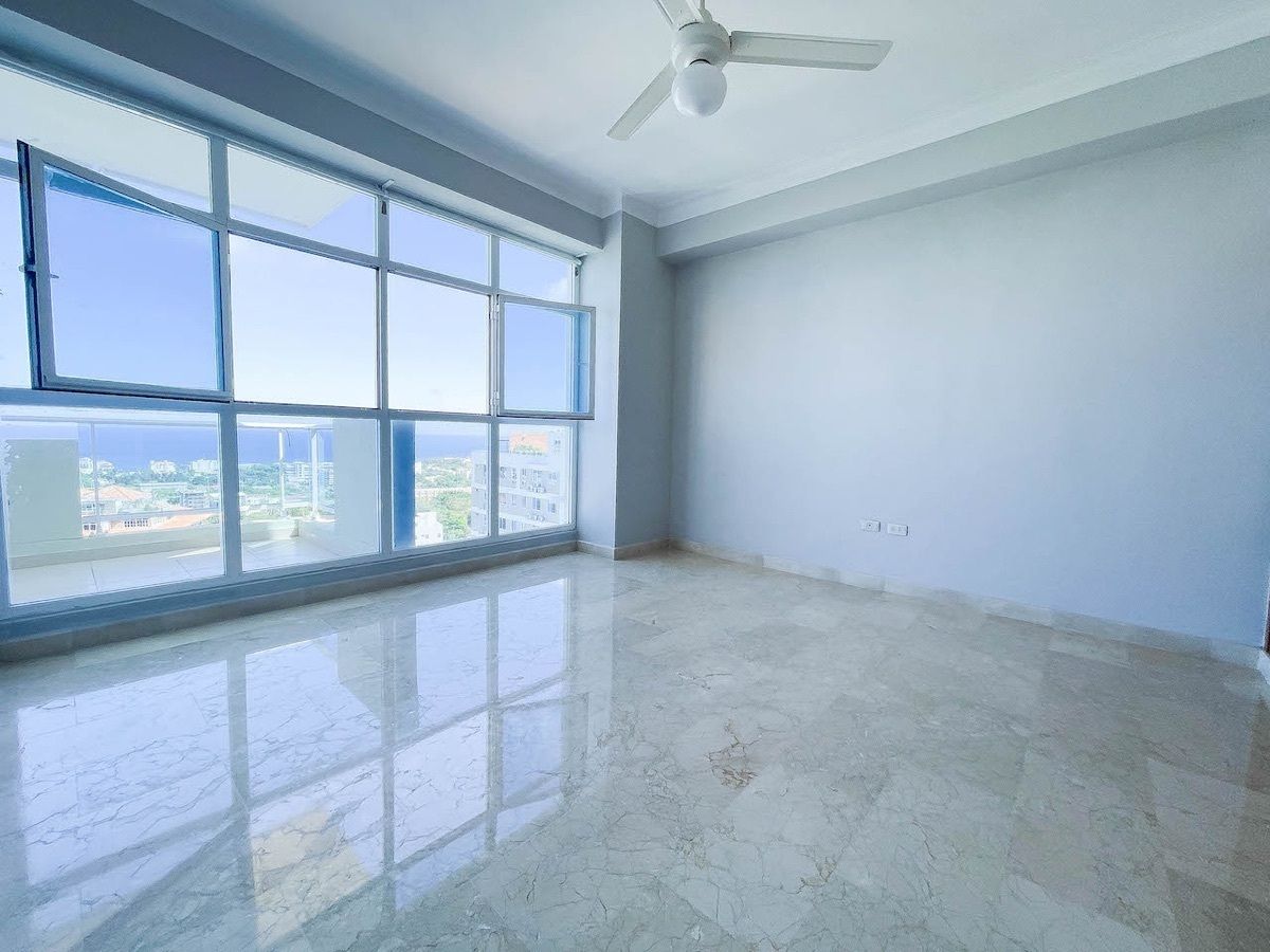 5 de 10: Amplia habitación con cristales hasta el piso y vista despej