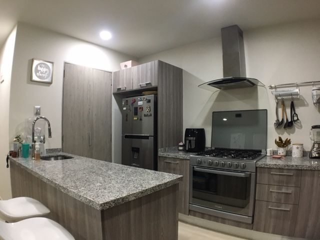 Cocina abierta con barra, estufa y campana extractora, foto 9 de 24