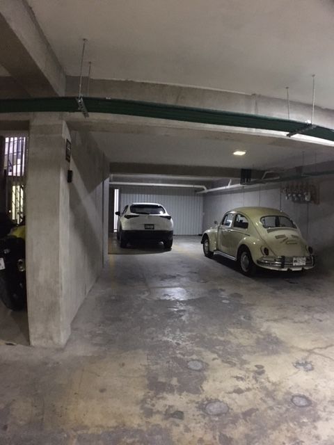 Lugar de estacionamiento (lado izq donde está la camioneta), foto 23 de 24