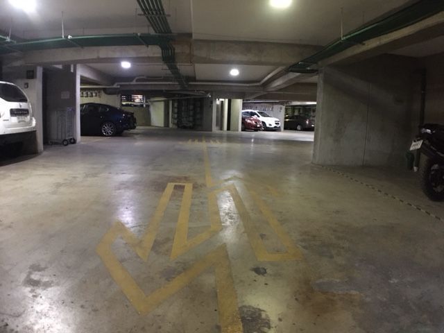 Estacionamiento con amplio espacio para circular , foto 24 de 24