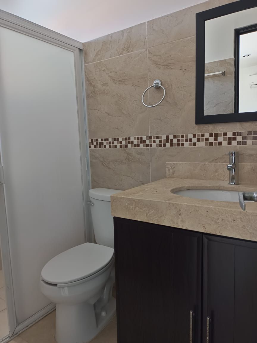 22 of 28: Baño de recámara