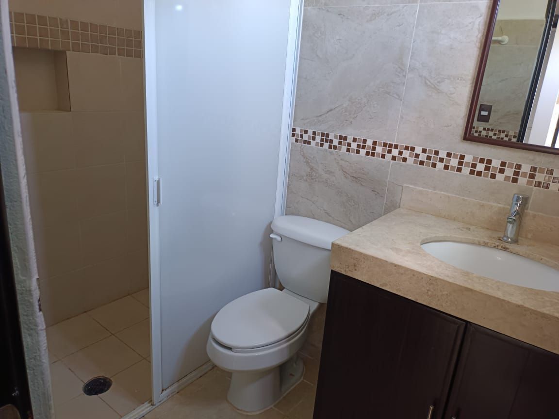 28 of 28: Baño de recámara