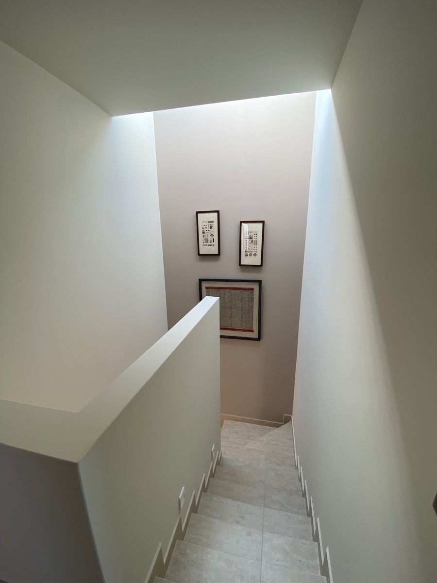 7 de 26: Escaleras amplias con domo , iluminación indirecta