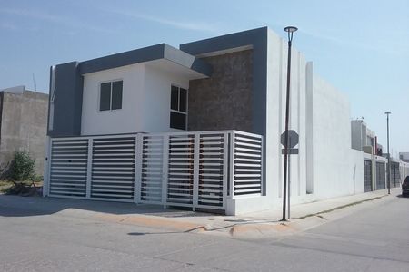 Venta de casa nueva al poniente