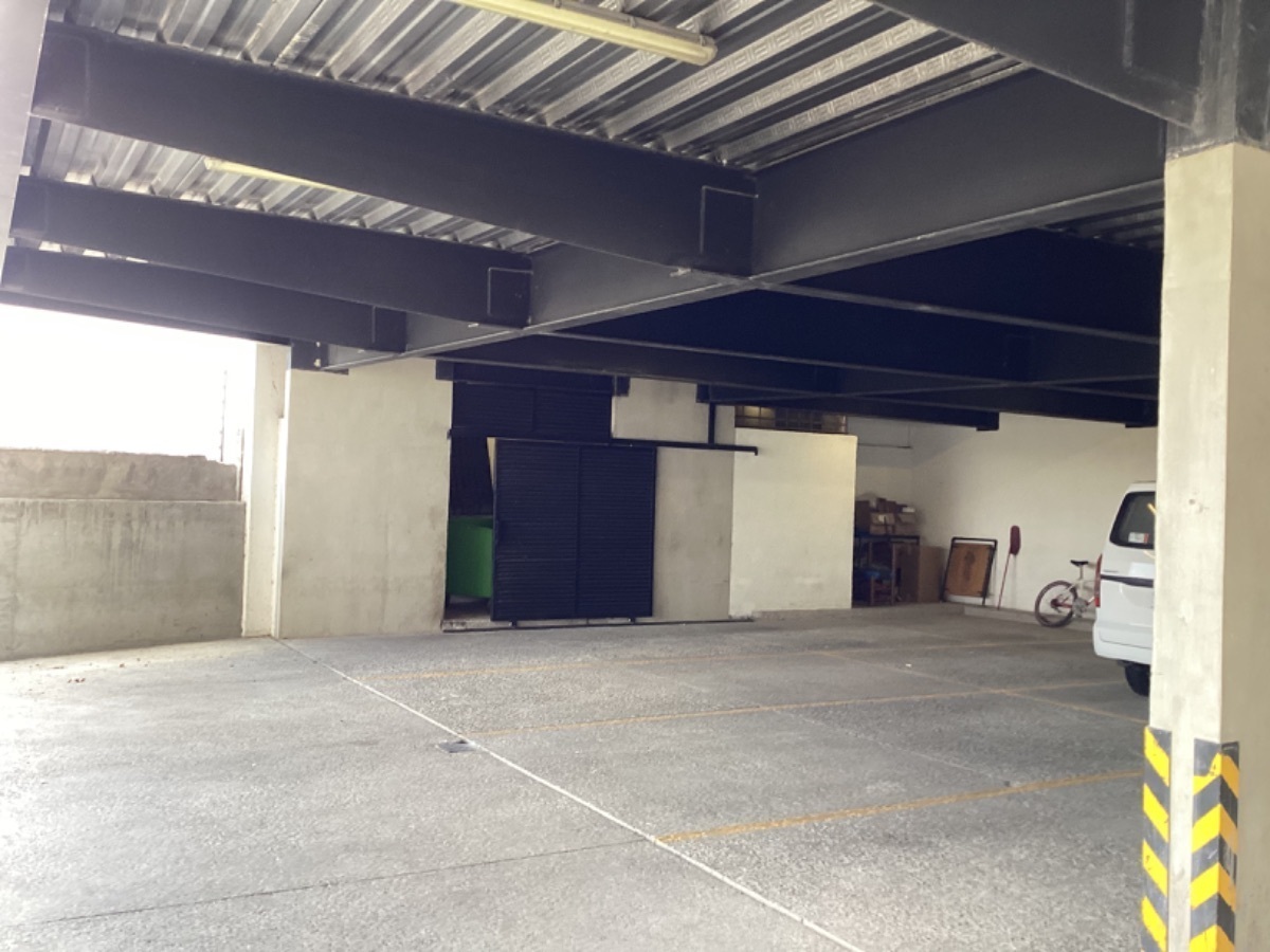 23 de 27: Área de estacionamiento techado