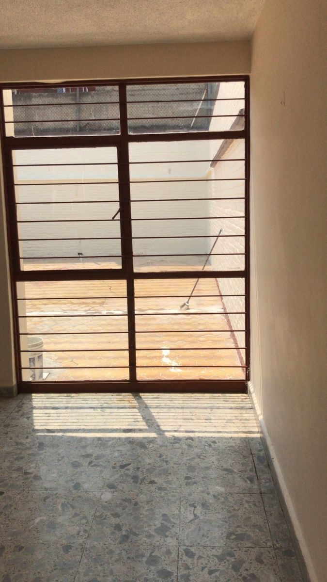 5 de 29: ventanal de comedor vista a patio trasero