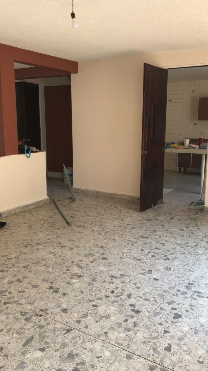 4 de 29: comedor con puerta hacia cocina