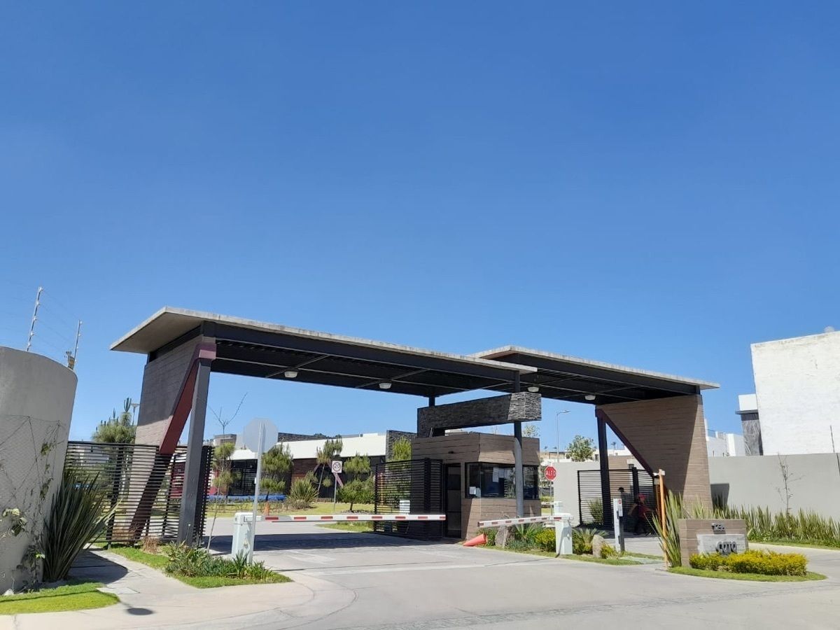 2 de 18: Entrada al Coto