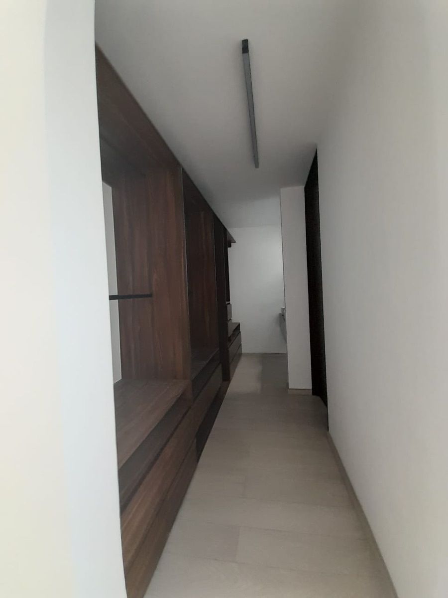 7 de 18: Vestidor de recámara principal