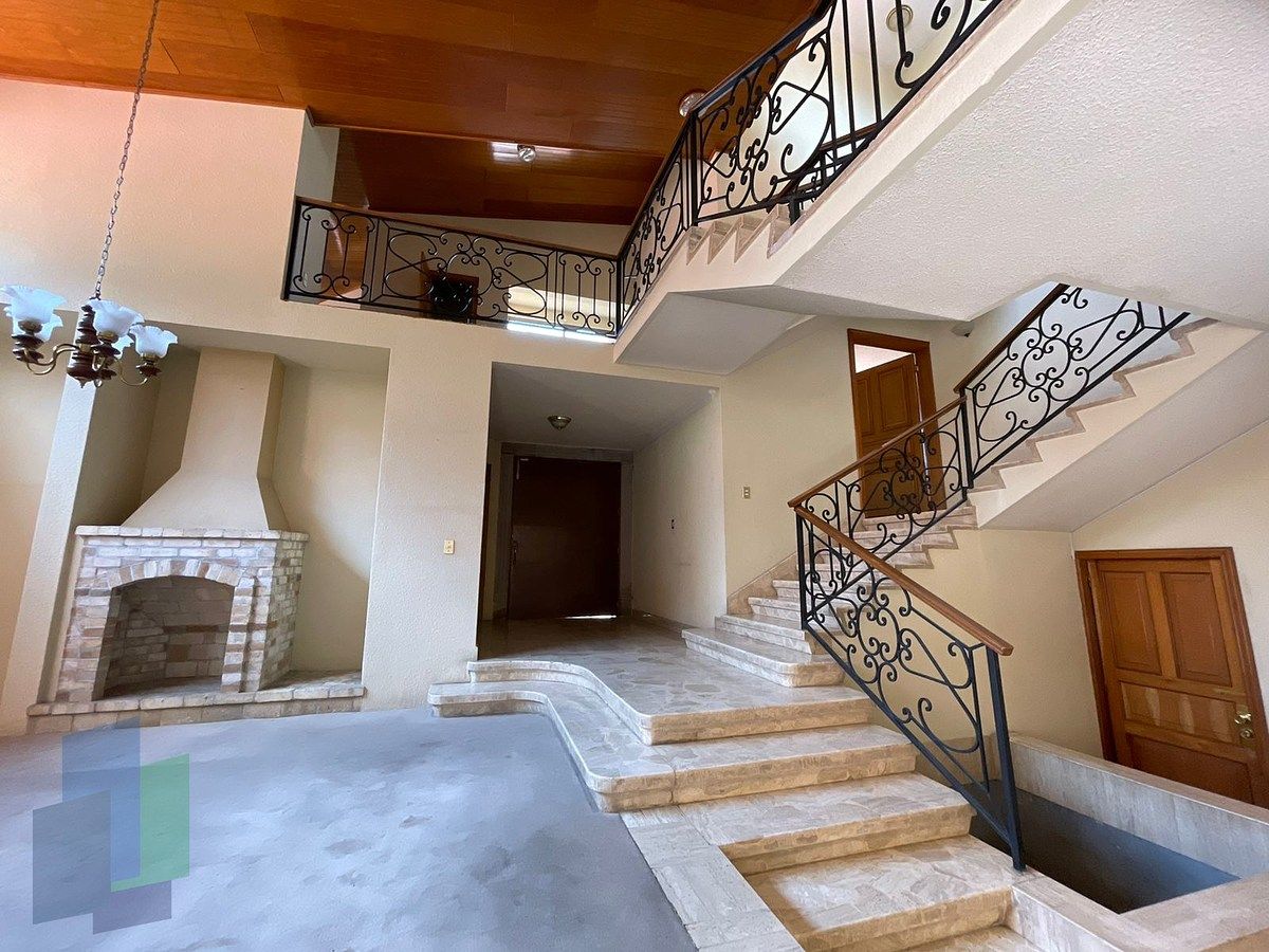 Casa en venta zona los Arcos y Loma Dorada muy amplia,.