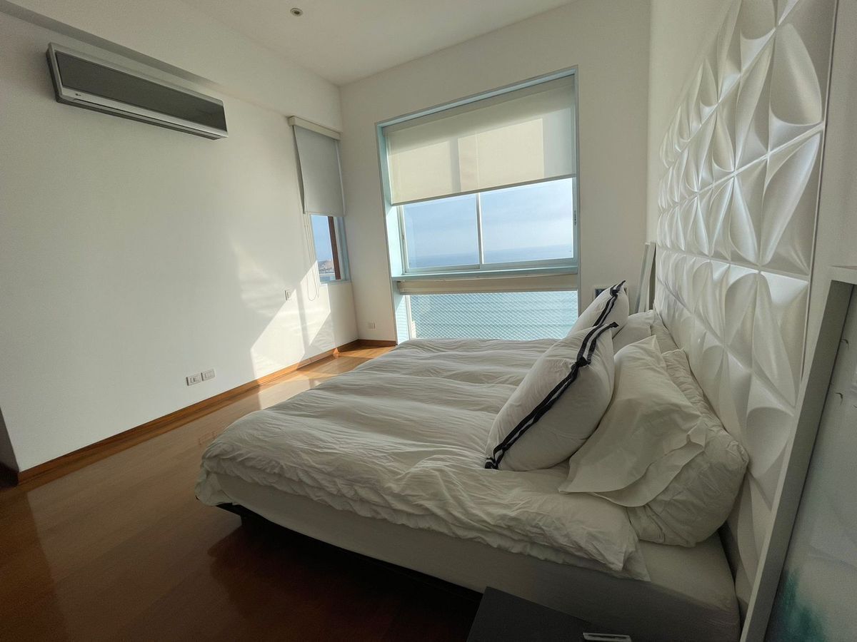 18 de 34: Dormitorio principal con  vista al mar y aire acondicionado.