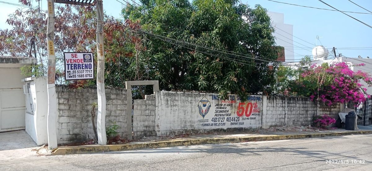 3 de 26: Su salida a la calle está bardeada.
