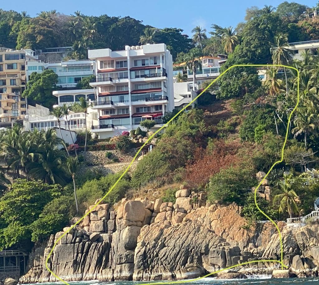1 of 26: Vista desde la playa