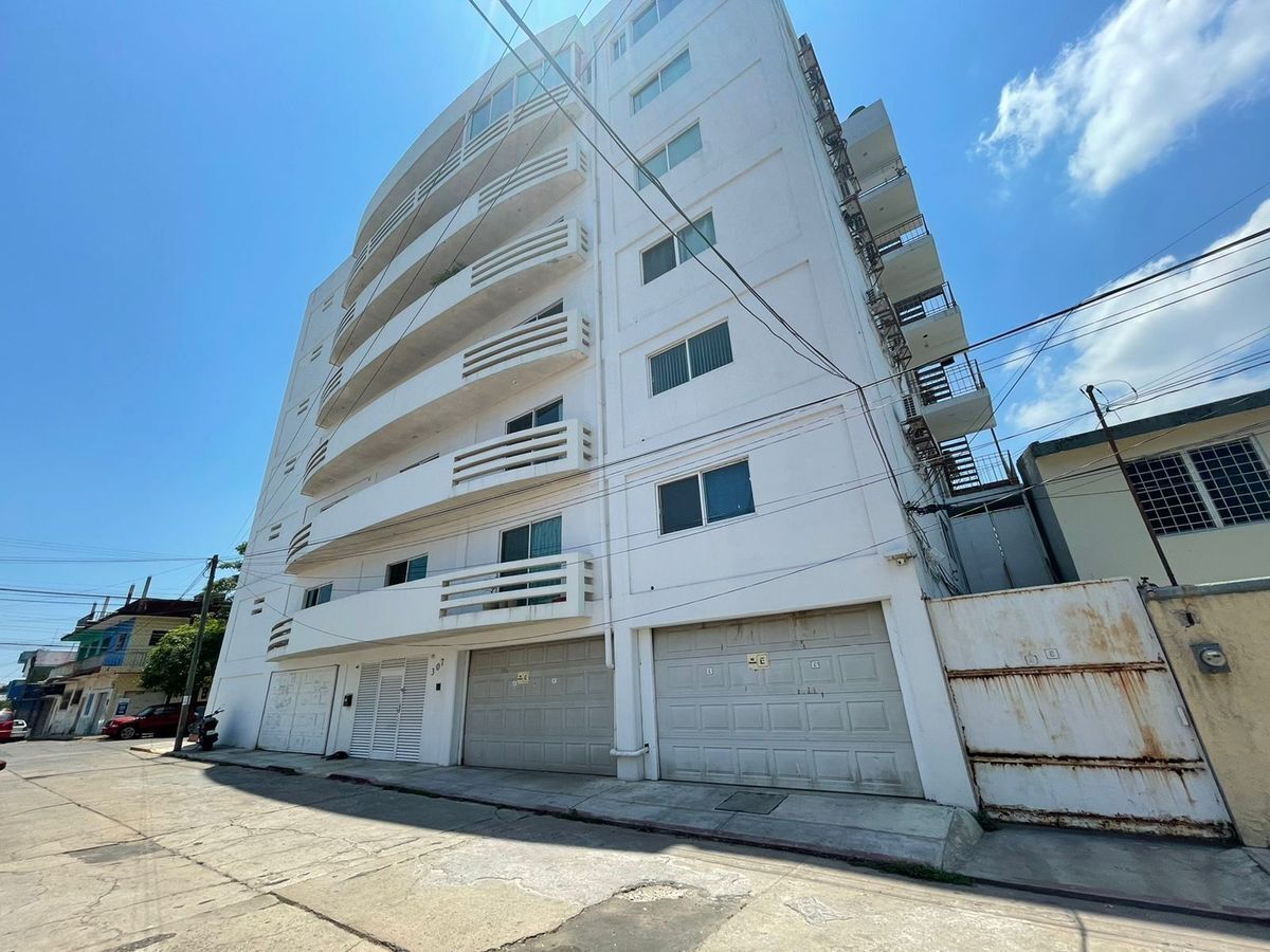 1 de 10: Fachada principal 