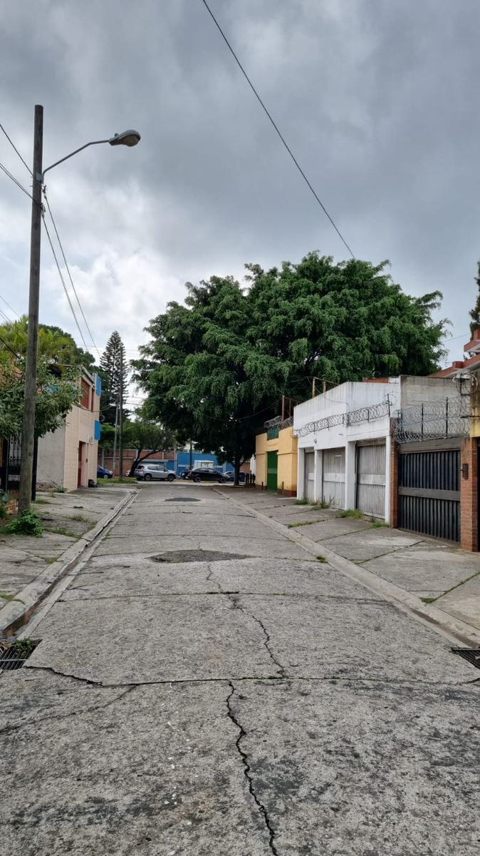 2 de 12: Amplia calle