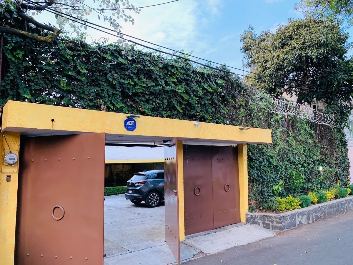 34 of 43: ENTRADA ESTACIONAMIENTO