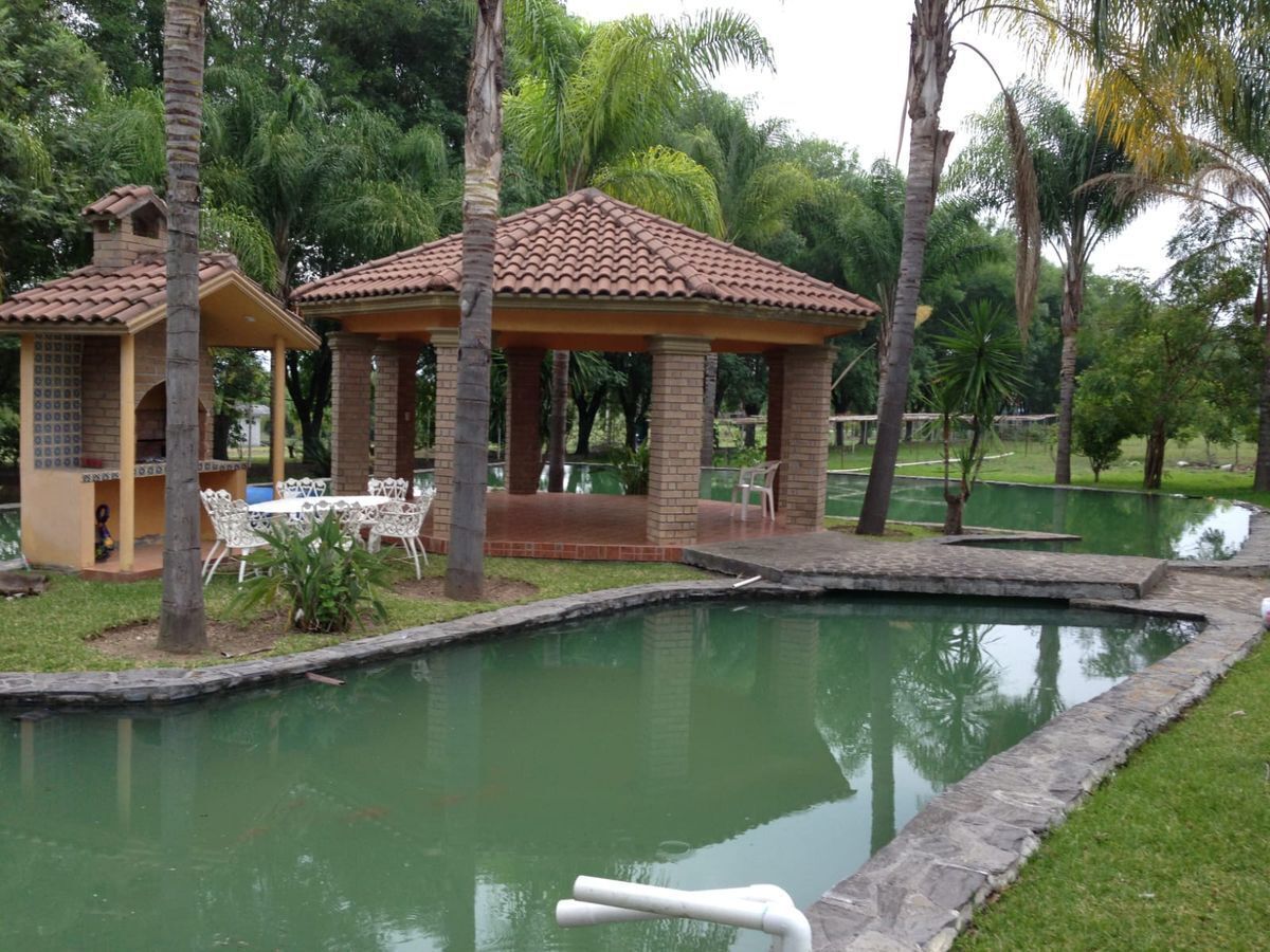 7 de 30: Lago con Cascada ,palapa y asador