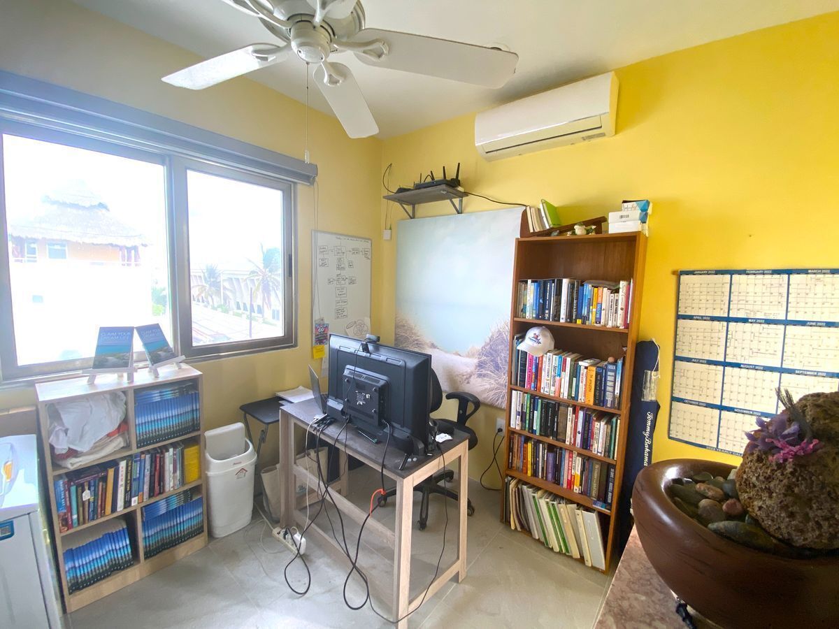 38 de 45: L3 Office or BR with Caribbean View and 1/2 bath