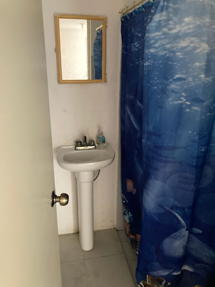 8 of 13: Baño