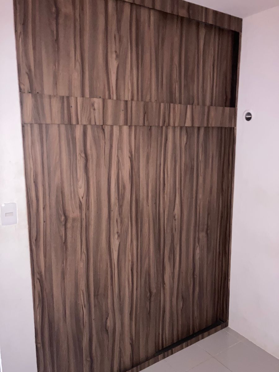 9 of 13: Closet de recamara de madera nuevo