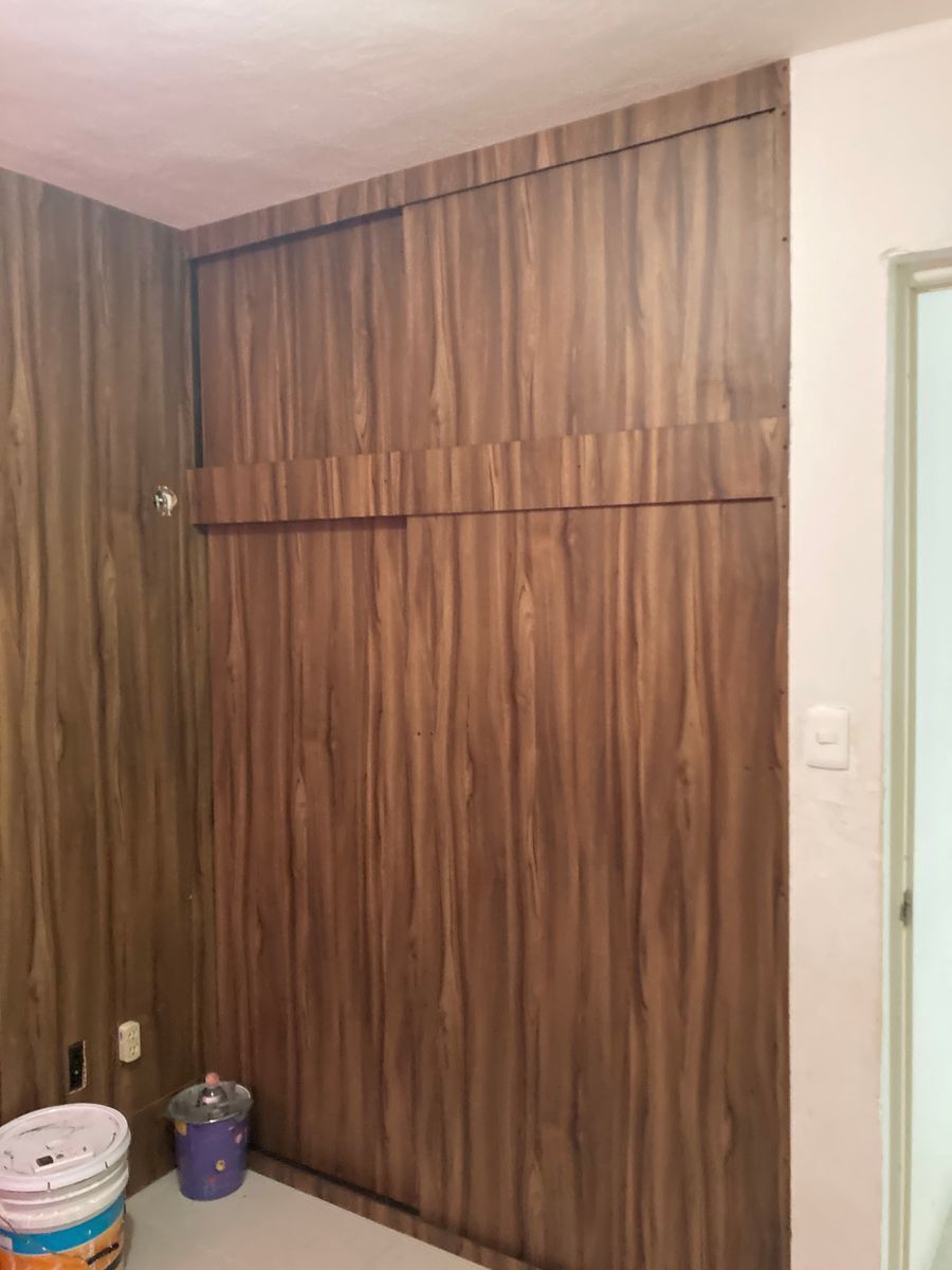 12 of 13: Closet de recamara principal de madera nuevo