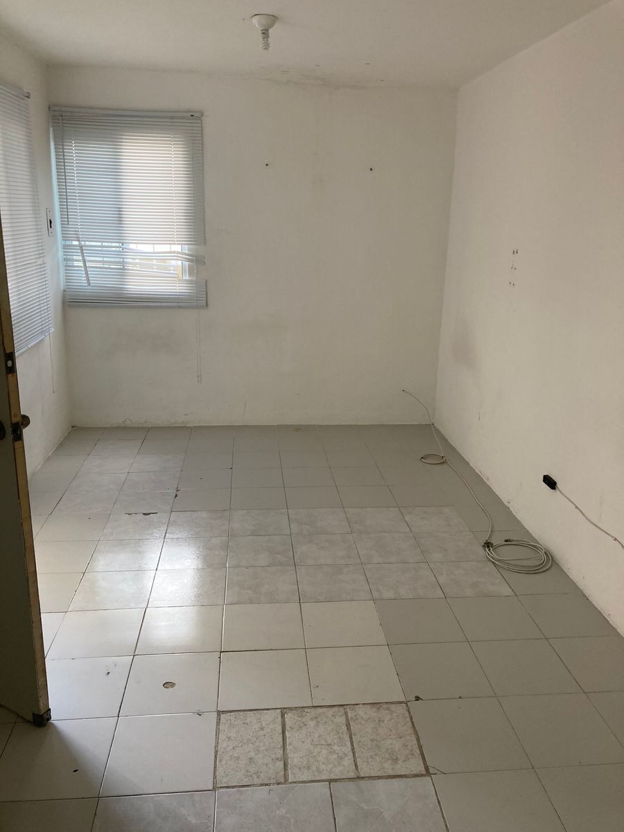 13 of 13: Piso de Lozeta
