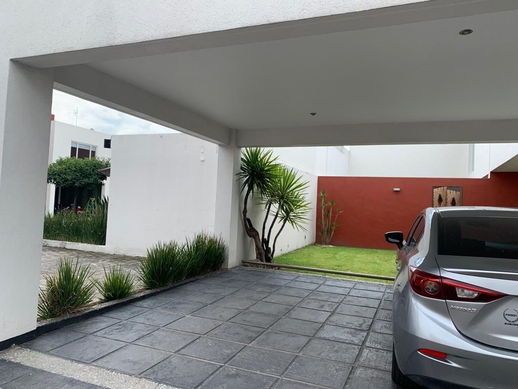 3 de 40: Estacionamiento y jardín