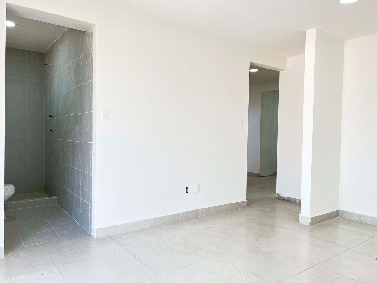 6 de 13: Recámara 1 con amplio baño. 