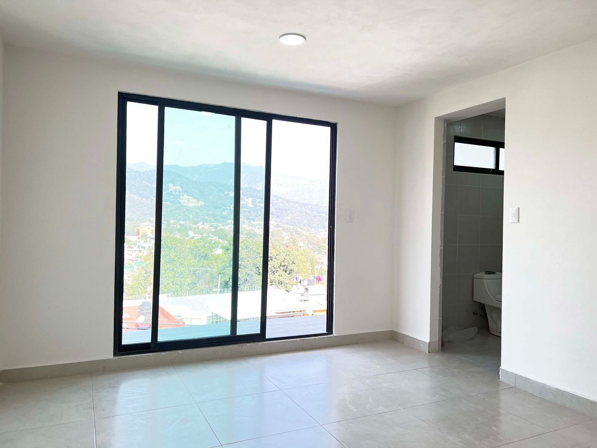 7 de 13: Recámara 1 con balcón y baño con ventilación natural